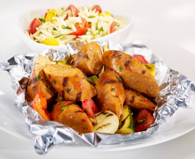Papillote de saucisses Italiennes épicées, légumes grillés et fines herbes