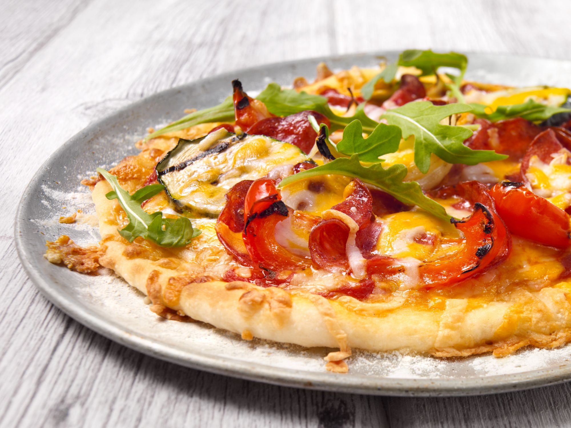 Délicieuse Pizza Pepperoni Authentique Au Basilic Frais Et Fromage