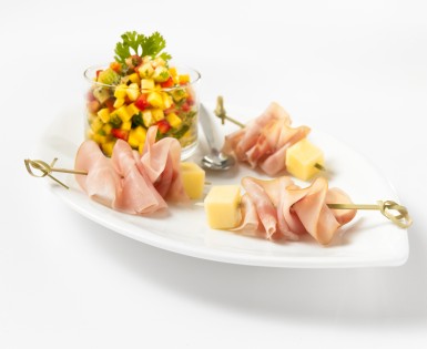 Mini brochettes de jambon et fromage avec salsa aux fruits