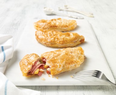 Feuilleté au salami, trois fromages et légumes rôtis
