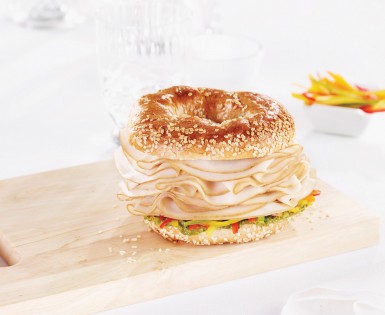 Bagel au poulet fumé, poivrons et pesto