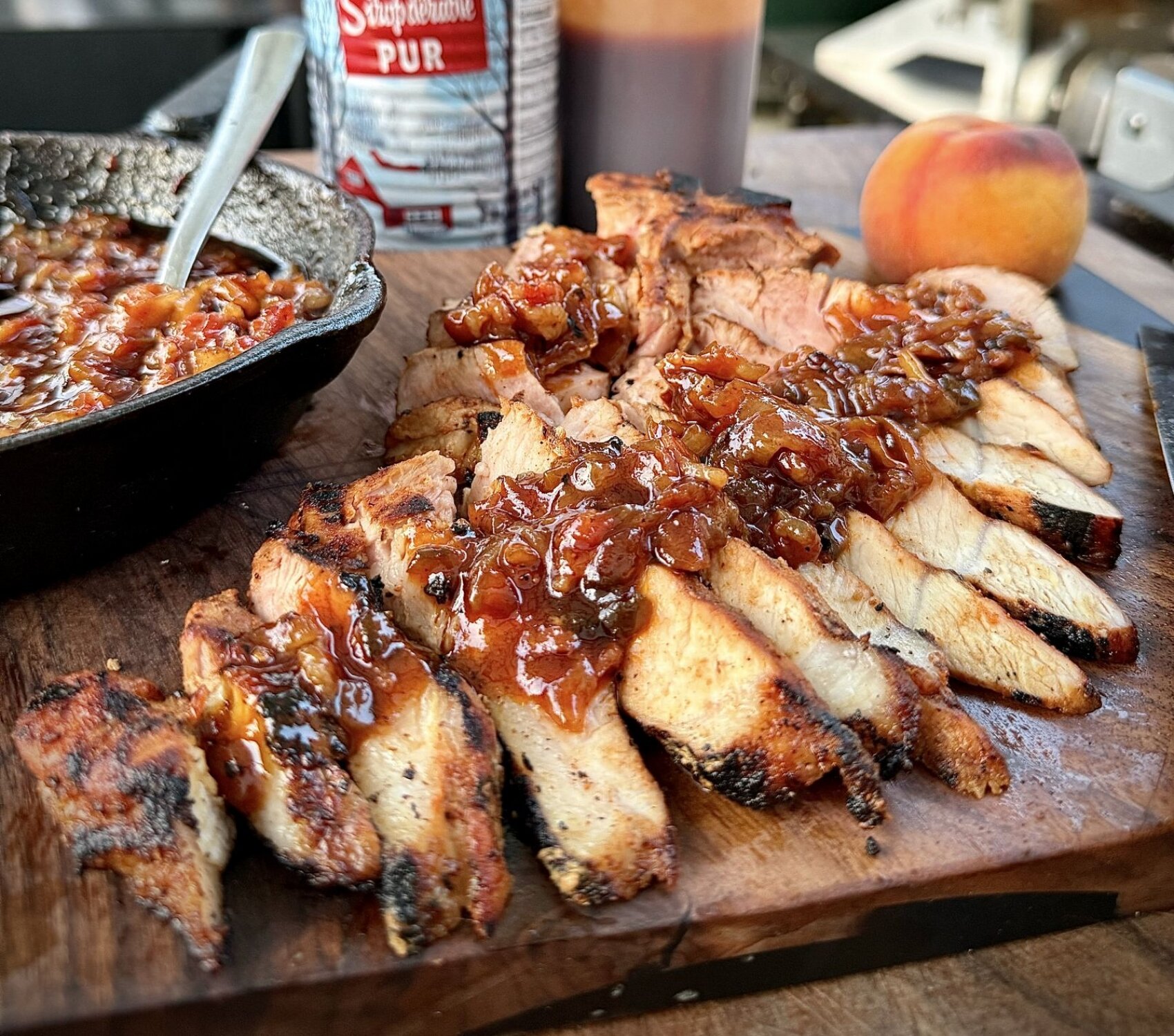 T-Bone de porc à la confiture de bacon, pêche et jalapeno