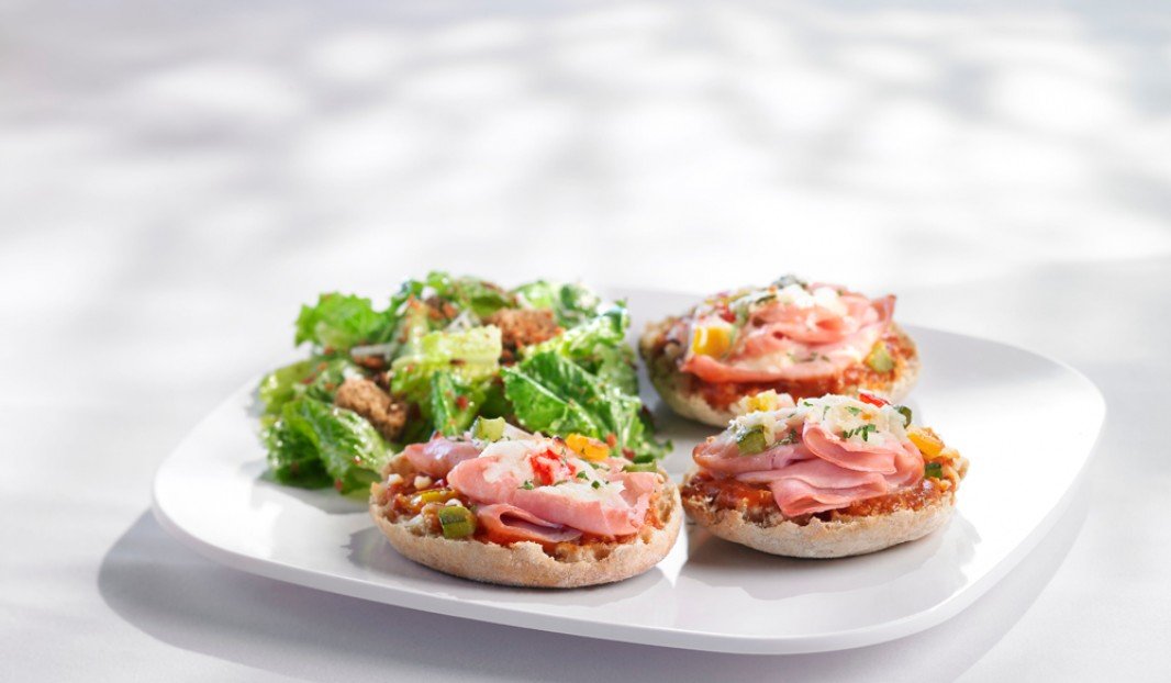 Mini-pizzas with Black Forest Smoked ham and grilled bell peppers 