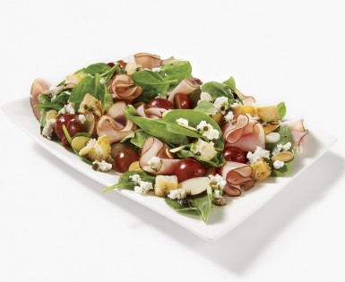 Salade d'épinards au jambon Forêt noire, raisins rouges et fromage de chèvre