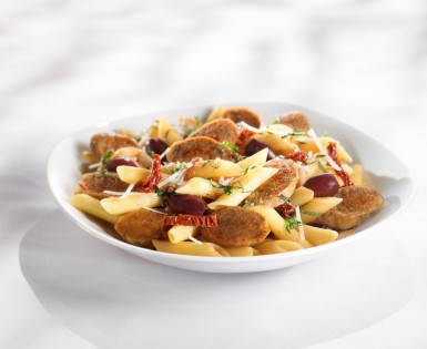 Penne with Olymel European Sausages Mild Toulouse, sundried tomatoes and black olives