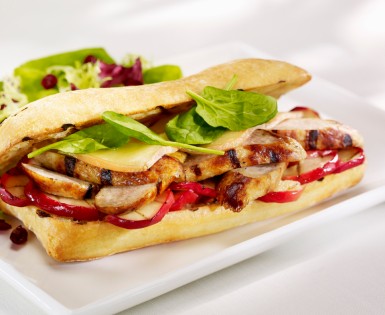 Ciabatta grillée à la saucisse Toulouse, pommes caramélisées et fondant d'Oka