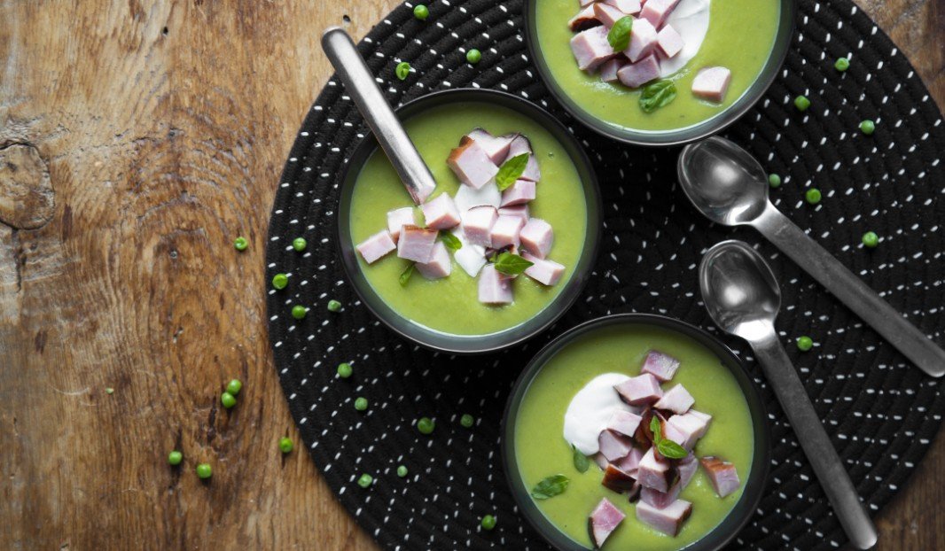 Soupe aux pois verts, crème fraîche et jambon Forêt Noire