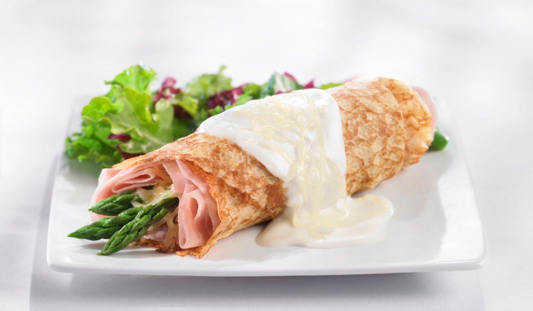 Crepes filled with ham, Emmenthal cheese and asparagus
