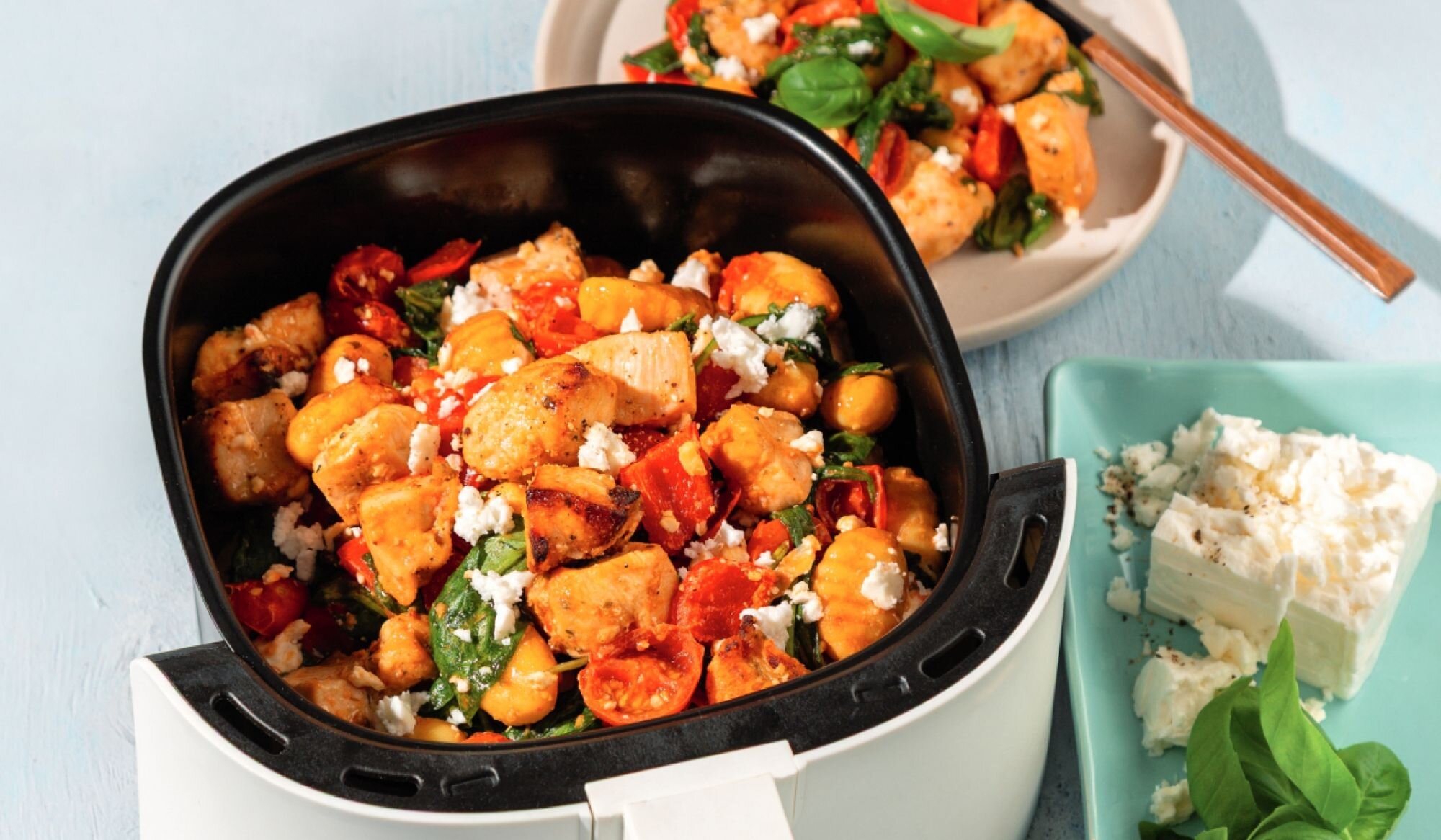 Tout-en-un de poulet, gnocchis et légumes à la méditerranéenne