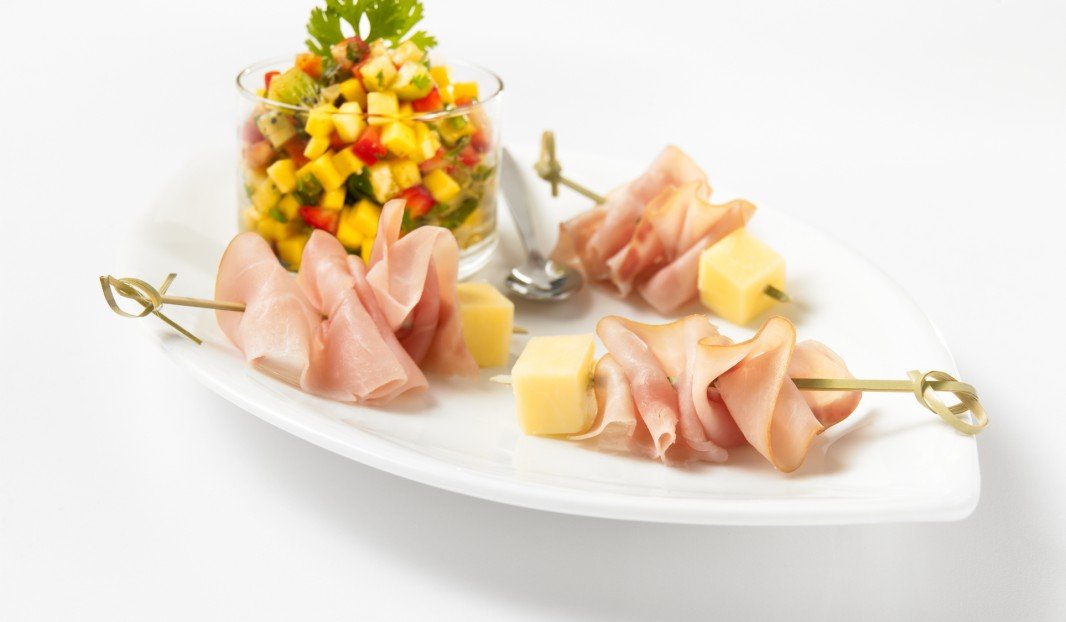Ham and cheese mini brochettes with fruit salsa