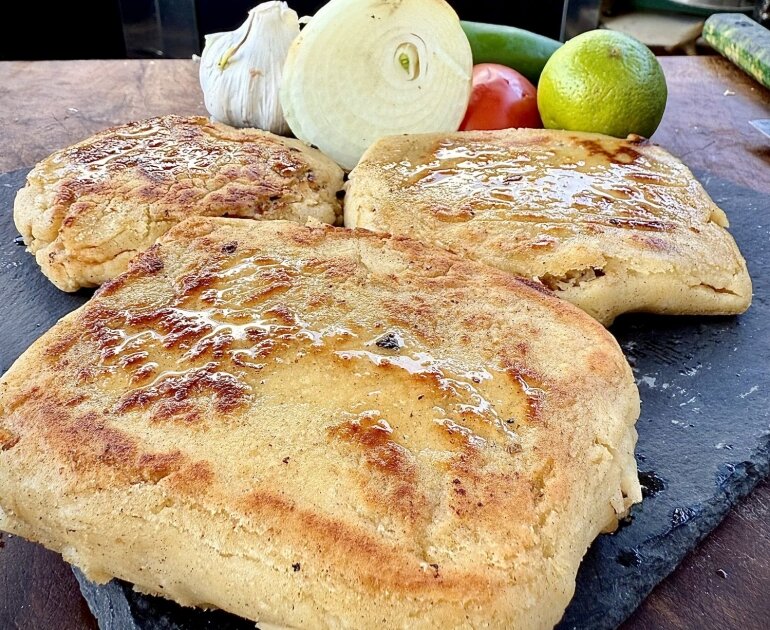 Pupusas salvadorien de bavette de porc chimichurri