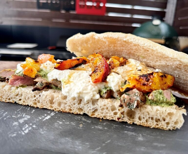 Sandwich à la bavette de porc chimichurri, pêches grillées et burrata