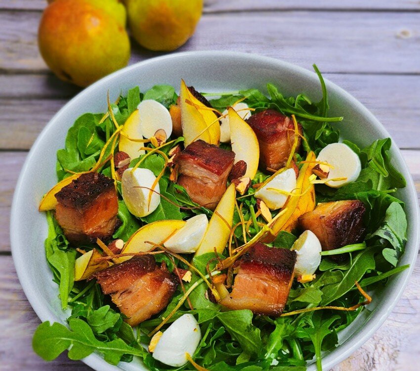 Salade de poires et bonbons de flanc de porc fumés