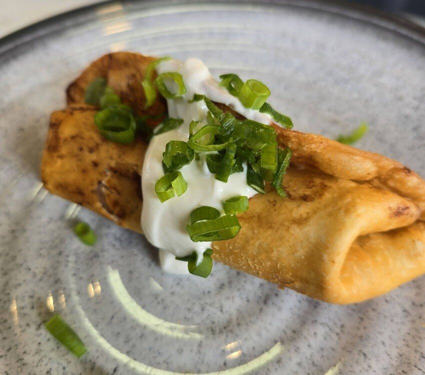 CHIMICHANGAS AU PORC EFFILOCHÉ, À LA SALSA ET AUX ANANAS